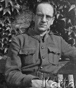 1943-1945, Baden, Szwajcaria.
Internowany żołnierz z 2. Dywizji Strzelców Pieszych Rudolf Schwaitzer siedzi na ławce.
Fot. Jerzy Konrad Maciejewski, zbiory Ośrodka KARTA