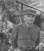 1943-1945, Baden, Szwajcaria.
Sierż. Jerzy Konrad Maciejewski z 2. Dywizji Strzelców Pieszych podczas internowania. Na mundurze widoczna odznaka 2. DSP przedstawiająca trzy połączone stalowe bagnety, ozdobione barwami narodowymi Francji, Polski i Wielkiej Brytanii.
Fot. NN, kolekcja Jerzego Konrada Maciejewskiego, zbiory Ośrodka KARTA