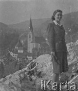 1943-1945, Baden, Szwajcaria.
Kornelia Wolff pozuje na tle panoramy miasta, gdzie znajduje się obóz internowania polskich żołnierzy z 2. Dywizji Strzelców Pieszych. W głębi widać miejscowy kościół.
Fot. Jerzy Konrad Maciejewski, zbiory Ośrodka KARTA

