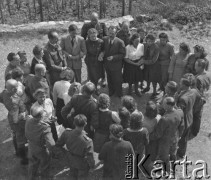 3.05.1945, Baden, Szwajcaria.
Wychowanki Haliny Kenarowej z obozu „Wola” w miejscowości Feldbach pod Rapperswilem podczas spotkania z internowanymi żołnierzami 2. Dywizji Strzelców Pieszych. Do obozu trafiły Polki, które uciekły z III Rzeszy Niemieckiej.
Fot. Jerzy Konrad Maciejewski, zbiory Ośrodka KARTA