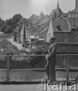 1945, Baden, Szwajcaria.
Żołnierz z 2. Dywizji Strzelców Pieszych  strzelec Stefan Zgodziński pozuje do zdjęcia na tle panoramy miasta nad rzeką Limmat.
Fot. Jerzy Konrad Maciejewski, zbiory Ośrodka KARTA