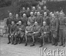 1945, Baden, Szwajcaria.
Spotkanie polskich i szwajcarskich oficerów, odpowiedzialnych za sprawy internowania z odcinka Baselland z siedzibą w Baden. W pierwszym rzędzie 4. z lewej siedzi ppłk Henryk Konas.
Fot. Jerzy Konrad Maciejewski, zbiory Ośrodka KARTA