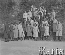 3.05.1945,  Baden, Szwajcaria.
Wychowanki Haliny Kenarowej z obozu „Wola” w miejscowości Feldbach pod Rapperswilem podczas spotkania z internowanymi żołnierzami 2. Dywizji Strzelców Pieszych. Do obozu trafiły Polki, które uciekły z III Rzeszy Niemieckiej.
Fot. Jerzy Konrad Maciejewski, zbiory Ośrodka KARTA