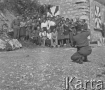 3.05.1945,  Baden, Szwajcaria.
Wizyta w obozie internowania polskich żołnierzy 2. Dywizji Strzelców Pieszych kobiet z obozu „Wola” w miejscowości Feldbach pod Rapperswilem. Trafiły tam, pod opiekę Haliny Kenarowej trafiły Polki, którym udało się uciec z III Rzeszy Niemieckiej. 
Fot. Jerzy Konrad Maciejewski, zbiory Ośrodka KARTA
