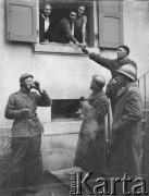Ok. 18.06.1940, Montbéliard, Francja.
Kobiety francuskie stojące w oknie częstują kawą polskich żołnierzy z 2. Dywizji Strzelców Pieszych. 
Fot. Jerzy Konrad Maciejewski, zbiory Ośrodka KARTA