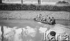 Ok. 18.06.1940, Montbéliard, Francja.
Żołnierze 5 Małopolskiego Pułku Strzelców Pieszych 2. Dywizji Strzelców Pieszych po rozbiciu oddziału przez Wehrmacht pod Montbéliard, przedostawali się do neutralnej Szwajcarii. Na zdjęciu żołnierze polscy uciekają łodzią przez kanał Rodan-Ren. 
Fot. Jerzy Konrad Maciejewski, zbiory Ośrodka KARTA