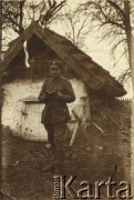 Po 23.02.1919, Bartatów k. Lwowa, Galicja Wschodnia.
Plut. Jerzy Konrad Maciejewski (ur. 22.01.1899 r. w Warszawie) - żołnierz I Warszawskiego Batalionu Ochotniczego Oddziału Odsieczy Lwowa WP II RP (od kwietnia 1919 r. 19 pp Odsieczy Lwowa), dowódca 2 plutonu 2 kompanii. Wstąpił do Wojska Polskiego w 1918 r. Walczył na froncie polsko-ukraińskim. Podczas zdobywania wsi Bartatów w styczniu 1919 r. został ranny. Na zdjęciu pozuje z książką.
Fot. Jerzy Konrad Maciejewski, zbiory Ośrodka KARTA
