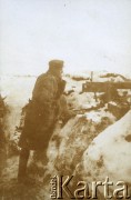 Po 23.02.1919, Bartatów k. Lwowa, Galicja Wschodnia.
Plut. Jerzy Konrad Maciejewski (ur. 22.01.1899 r. w Warszawie) - żołnierz I Warszawskiego Batalionu Ochotniczego Oddziału Odsieczy Lwowa (od kwietnia 1919 r. 19 Pułk Piechoty Odsieczy Lwowa), dowódca 2 plutonu 2 kompanii. Wstąpił do Wojska Polskiego w 1918 r. Walczył na froncie polsko-ukraińskim. Podczas zdobywania wsi Bartatów w styczniu 1919 r. został ranny. Na zdjęciu pozuje w okopie przy stanowisku broni maszynowej.
Fot. Jerzy Konrad Maciejewski, zbiory Ośrodka KARTA
