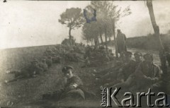 Wiosna 1919, Galicja Wschodnia.
Żołnierze 2 kompanii I Warszawskiego Batalionu Ochotniczego Oddziału Odsieczy Lwowa WP II RP (od kwietnia 1919 r. 19 pp Odsieczy Lwowa) odpoczywają przy drodze. W skład kompanii wchodził 2 pluton dowodzony przez plut. Jerzego Konrada Maciejewskiego. 
Fot. Jerzy Konrad Maciejewski, zbiory Ośrodka KARTA