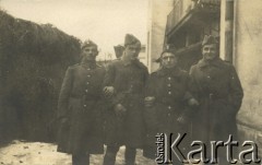 Grudzień 1919, Tarnopol, Galicja Wschodnia.
Żołnierze 19 Pułku Piechoty Odsieczy Lwowa WP II RP. Po ustabilizowaniu frontu na rzece Zbrucz i zaprzestaniu walk, pułk został wysłany na przerwę zimową do Tarnopola. Stoją od lewej: sierż. Franciszek Krukowski,  plut. Burakowski, plut. Stefan Kubiak, plut. Jerzy Konrad Maciejewski.
Fot. Jerzy Konrad Maciejewski, zbiory Ośrodka KARTA