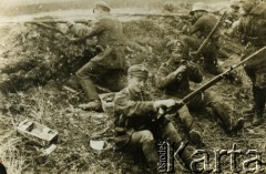 Ok. 19.04.1919, Stawczany, Galicja Wschodnia.
Żołnierze 2 kompanii I Warszawskiego Batalionu Ochotniczego Oddziału Odsieczy Lwowa WP II RP (od kwietnia 1919 r. 19 Pułk Piechoty Odsieczy Lwowa) podczas wiosennej ofensywy na froncie polsko-ukraińskim, w okopach pod wsią Stawczany. 3. z lewej siedzi plut. Jerzy Konrad Maciejewski.
Fot. Jerzy Konrad Maciejewski, zbiory Ośrodka KARTA