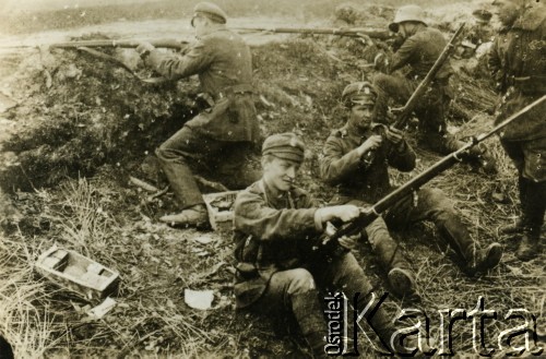 Ok. 19.04.1919, Stawczany, Galicja Wschodnia.
Żołnierze 2 kompanii I Warszawskiego Batalionu Ochotniczego Oddziału Odsieczy Lwowa WP II RP (od kwietnia 1919 r. 19 Pułk Piechoty Odsieczy Lwowa) podczas wiosennej ofensywy na froncie polsko-ukraińskim, w okopach pod wsią Stawczany. 3. z lewej siedzi plut. Jerzy Konrad Maciejewski.
Fot. Jerzy Konrad Maciejewski, zbiory Ośrodka KARTA