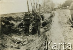 Ok. 19.04.1919, Stawczany, Galicja Wschodnia.
Żołnierze 2 kompanii I Warszawskiego Batalionu Ochotniczego Oddziału Odsieczy Lwowa WP II RP (od kwietnia 1919 r. 19 Pułk Piechoty Odsieczy Lwowa)  podczas wiosennej ofensywy na froncie polsko-ukraińskim, w okopach pod wsią Stawczany. 1. z prawej stoi plut. Jerzy Konrad Maciejewski.
Fot. Jerzy Konrad Maciejewski, zbiory Ośrodka KARTA