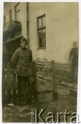 Grudzień 1919, Tarnopol, Galicja Wschodnia.
Sierż. Jerzy Konrad Maciejewski (awans na sierżanta otrzymał w czerwcu) z 2 kompanii 19 Pułku Piechoty Odsieczy Lwowa. (Wojsko Polskie obsadziło linię rzeki Zbrucz, odrzucając wojska ukraińskie. Działania wojenne na froncie tymczasowo ustały. Pułk na okres zimowy został przeniesiony do Tarnopola).
Fot. Jerzy Konrad Maciejewski, zbiory Ośrodka KARTA