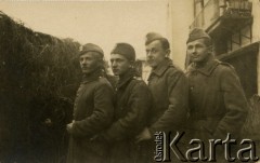 Grudzień 1919, Tarnopol, Galicja Wschodnia.
Żołnierze 19 Pułku Piechoty Odsieczy Lwowa WP II RP. (Po ustabilizowaniu frontu na rzece Zbrucz i zaprzestaniu walk pułk został wysłany na przerwę zimową do Tarnopola). Stoją od lewej: sierż. Franciszek Krukowski, plut. Stefan Kubiak, plut. Burakowski, plut. Jerzy Konrad Maciejewski.
Fot. Jerzy Konrad Maciejewski, zbiory Ośrodka KARTA