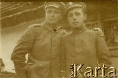 Wiosna 1919, Galicja Wschodnia.
Żołnierze 2 kompanii I Warszawskiego Batalionu Ochotniczego Oddziału Odsieczy Lwowa WP II RP (od kwietnia 1919 r. 19 Pułk Piechoty Odsieczy Lwowa) na froncie polsko-ukraińskim. Stoją od lewej: plut. Jerzy Konrad Maciejewski, st. szer. Ksawery Lisowski.
Fot. Jerzy Konrad Maciejewski, zbiory Ośrodka KARTA