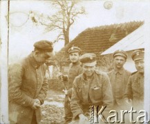 Przedwiośnie 1919, Galicja Wschodnia.
Żołnierze I Warszawskiego Batalionu Ochotniczego Oddziału Odsieczy Lwowa WP II RP (od kwietnia 1919 r. 19 Pułk Piechoty Odsieczy Lwowa) na froncie polsko-ukraińskim. Z karabinem stoi st. szer. Ksawery Lisowski.
Fot. Jerzy Konrad Maciejewski, zbiory Ośrodka KARTA