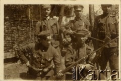 Wiosna 1919, Galicja Wschodnia.
Żołnierze 2 kompanii I Warszawskiego Batalionu Ochotniczego Oddziału Odsieczy Lwowa WP II RP (od kwietnia 1919 r. 19 pp Odsieczy Lwowa) na froncie lwowskim (operacja przerwania ukraińskiego oblężenia Lwowa). W drugim rzędzie 2. od lewej sierż. Franciszek Krukowski.
Fot. Jerzy Konrad Maciejewski, zbiory Ośrodka KARTA