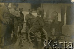 1919, Galicja Wschodnia.
Żołnierze I Warszawskiego Batalionu Ochotniczego Oddziału Odsieczy Lwowa WP II RP (od kwietnia 1919 r. 19 pp Odsieczy Lwowa) na froncie polsko-ukraińskim stoją przy kuchni polowej.
Fot. Jerzy Konrad Maciejewski, zbiory Ośrodka KARTA