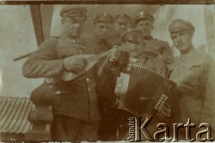 Wiosna 1919, Galicja Wschodnia.
Żołnierze I Warszawskiego Batalionu Ochotniczego Oddziału Odsieczy Lwowa WP II RP (od kwietnia 1919 r. 19 pp Odsieczy Lwowa) na froncie polsko-ukraińskim. Na zdjęciu pozują z instrumentami.
Fot. Jerzy Konrad Maciejewski, zbiory Ośrodka KARTA