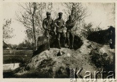 Po 23.02.1919, Bartatów k. Lwowa, Galicja Wschodnia.
Oficerowie I Warszawskiego Batalionu Ochotniczego Oddziału Odsieczy Lwowa WP II RP (od kwietnia 1919 r. 19 pp Odsieczy Lwowa) na froncie polsko-ukraińskim.
Fot. Jerzy Konrad Maciejewski, zbiory Ośrodka KARTA