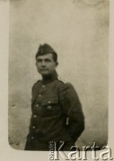 Jesień 1919, Galicja Wschodnia.
Sierż. Jerzy Konrad Maciejewski (awans na sierżanta otrzymuje w czerwcu) z 2 kompanii 19 Pułku Piechoty Odsieczy Lwowa WP II RP. (W sierpniu Wojsko Polskie obsadziło linię rzeki Zbrucz. Działania wojenne na froncie tymczasowo ustały. Pułk został wysłany na przerwę zimową do Tarnopola).
Fot. Jerzy Konrad Maciejewski, zbiory Ośrodka KARTA