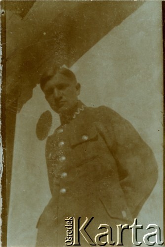 1919, Galicja Wschodnia.
Plut. Stefan Kubiak - żołnierz I Warszawskiego Batalionu Ochotniczego Oddziału Odsieczy Lwowa WP II RP (od kwietnia 1919 r. 19 pp Odsieczy Lwowa).
Fot. Jerzy Konrad Maciejewski, zbiory Ośrodka KARTA