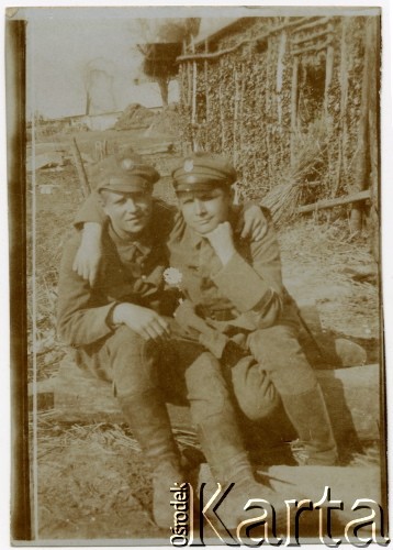 Po 23.02.1919, Bartatów k. Lwowa, Galicja Wschodnia.
Żołnierze I Warszawskiego Batalionu Ochotniczego Oddziału Odsieczy Lwowa WP II RP (od kwietnia 1919 r. 19 pp Odsieczy Lwowa). 1. z prawej plut. Jerzy Konrad Maciejewski.
Fot. Jerzy Konrad Maciejewski, zbiory Ośrodka KARTA