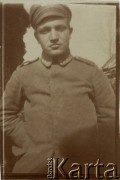 Po 23.02.1919, Bartatów k. Lwowa, Galicja Wschodnia.
Plut. Stefan Kubiak - żołnierz I Warszawskiego Batalionu Ochotniczego Oddziału Odsieczy Lwowa WP II RP (od kwietnia 1919 r. 19 pp Odsieczy Lwowa) na froncie polsko-ukraińskim.
Fot. Jerzy Konrad Maciejewski, zbiory Ośrodka KARTA