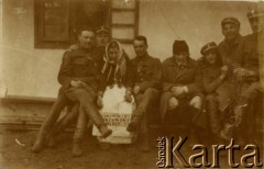 Po 23.02.1919, Bartatów k. Lwowa, Galicja Wschodnia.
Oficerowie I Warszawskiego Batalionu Ochotniczego Oddziału Odsieczy Lwowa WP II RP (od kwietnia 1919 r. 19 pp Odsieczy Lwowa WP II RP) w towarzystwie ukraińskiej rodziny.
Fot. Jerzy Konrad Maciejewski, zbiory Ośrodka KARTA