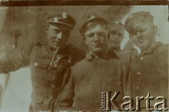 Wiosna 1919, Galicja Wschodnia.
Żołnierze I Warszawskiego Batalionu Ochotniczego Oddziału Odsieczy Lwowa WP II RP (od kwietnia 1919 r. 19 pp Odsieczy Lwowa). 2. od lewej plut. Stefan Kubiak.
Fot. Jerzy Konrad Maciejewski, zbiory Ośrodka KARTA