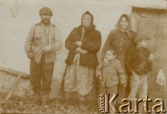 Po 23.02.1919, Bartatów k. Lwowa, Galicja Wschodnia.
Ukraińska rodzina. Zdjęcie wykonane po zdobyciu przez żołnierzy I Warszawskiego Batalionu Ochotniczego Oddziału Odsieczy Lwowa WP II RP (od kwietnia 1919 r. 19 pp Odsieczy Lwowa) wsi Bartatów 11.01.1919 r. w ramach operacji przerwania ukraińskiego oblężenia Lwowa.
Fot. Jerzy Konrad Maciejewski, zbiory Ośrodka KARTA