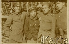 Po 23.02.1919, Bartatów k. Lwowa, Galicja Wschodnia.
Żołnierze I Warszawskiego Batalionu Ochotniczego Oddziału Odsieczy Lwowa WP II RP (od kwietnia 1919 r. 19 pp Odsieczy Lwowa). Stoją od lewej: NN, sierż. sztab. Alfred Stracharski, plut. Stefan Kubiak, st. szer. Ksawery Lisowski.
Fot. Jerzy Konrad Maciejewski, zbiory Ośrodka KARTA