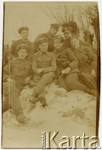 Po 23.02.1919, Bartatów k. Lwowa, Galicja Wschodnia.
Żołnierze I Warszawskiego Batalionu Ochotniczego Oddziału Odsieczy Lwowa WP II RP (od kwietnia 1919 r. 19 pp Odsieczy Lwowa). W pierwszym rzędzie od dołu 2. z lewej sierż. sztab. Alfred Strycharski, 3. z lewej plut. Jerzy Konrad Maciejewski.
Fot. Jerzy Konrad Maciejewski, zbiory Ośrodka KARTA
