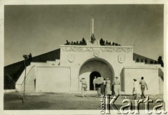 4.08.1935, Warna, Bułgaria.
Otwarcie pomnika-mauzoleum ku czci króla polskiego i węgierskiego Władysława Warneńczyka. Monument znajduje się w miejscu historycznej bitwy stoczonej pomiędzy oddziałami polsko-węgierskimi a wojskami tureckimi pod dowództwem sułtana Murada II w 1444 r. Na uroczystości przybył car Borys III.
Fot. Jerzy Konrad Maciejewski, zbiory Ośrodka KARTA