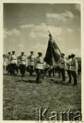 4.08.1935, Warna, Bułgaria.
Uroczyste otwarcie pomnika-mauzoleum ku czci króla polskiego i węgierskiego Władysława Warneńczyka. W uroczystości udział bierze car Borys III (stoi przed sztandarem). Obok stoją salutujący mu generałowie.
Fot. Jerzy Konrad Maciejewski, zbiory Ośrodka KARTA