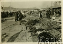 Lata 30., Warna, Bułgaria.
Targ warzywny. Na straganach sprzedawcy poukładali różne owoce i warzywa. 
Fot. Jerzy Konrad Maciejewski, zbiory Ośrodka KARTA