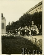 Lata 30., Mukaczewo, Czechosłowacja.
Ludność greckokatolicka uczestniczy w procesji. W pierwszym rzędzie idzie kobieta, która niesie krzyż ozdobiony wieńcem.
Fot. Jerzy Konrad Maciejewski, zbiory Ośrodka KARTA