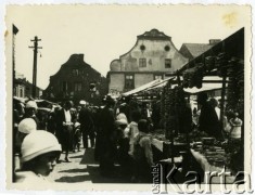 Lata 30., Włocławek, Polska.
Targ na rynku. Między straganami przechadzają się mieszkańcy. W głębi widać zabytkowe kamienice. 
Fot. Jerzy Konrad Maciejewski, zbiory Ośrodka KARTA