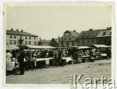 Lata 30., Włocławek, Polska.
Targ. Stragany handlowe rozstawione na rynku. W głębi widać zabytkowe kamienice.
Fot. Jerzy Konrad Maciejewski, zbiory Ośrodka KARTA