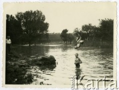 Lata 30., Włocławek, Polska.
Chłopcy kąpią się prawdopodobnie w Wiśle.
Fot. Jerzy Konrad Maciejewski, zbiory Ośrodka KARTA