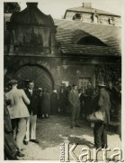 Przed 1939, Pszczyna, woj. śląskie, Polska.
Przed pałacem książąt Hochberg von Pless z Książa czekają ludzie prawdopodobnie w celu wzięcia udziału w licytacji.
Fot. Jerzy Konrad Maciejewski, zbiory Ośrodka KARTA
