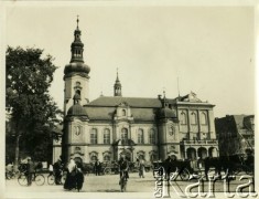 Przed 1939, Pszczyna, woj. śląskie, Polska.
Przechodnie na Rynku. W głębi widać neorenesansowy ratusz miejski i przylegający do niego zbór ewangelicko-augsburski. 
Fot. Jerzy Konrad Maciejewski, zbiory Ośrodka KARTA