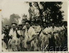 Przed 1939, Piekary Śląskie, woj. śląskie, Polska.
Kobiety w strojach ludowych niosą figurę Matki Boskiej podczas procesji.
Fot. Jerzy Konrad Maciejewski, zbiory Ośrodka KARTA