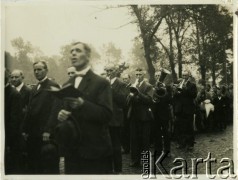 Przed 1939, Piekary Śląskie, woj. śląskie, Polska.
Orkiestra bierze udział w procesji. Na pierwszym planie śpiewający mężczyzna.
Fot. Jerzy Konrad Maciejewski, zbiory Ośrodka KARTA
