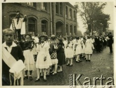 Przed 1939, Piekary Śląskie, woj. śląskie, Polska.
Dzieci przygotowują się do udziału w procesji. Część z nich niesie figury i sztandary.
Fot. Jerzy Konrad Maciejewski, zbiory Ośrodka KARTA
