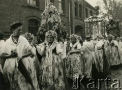 Przed 1939, Piekary Śląskie, woj. śląskie, Polska.
Kobiety w strojach ludowych biorą udział w procesji niosąc figury Matki Boskiej.
Fot. Jerzy Konrad Maciejewski, zbiory Ośrodka KARTA