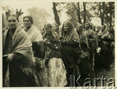 Przed 1939, Piekary Śląskie, woj. śląskie, Polska.
Kobiety w strojach ludowych modlą się podczas procesji. 
Fot. Jerzy Konrad Maciejewski, zbiory Ośrodka KARTA