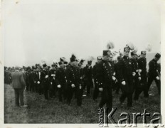 Przed 1939, Piekary Śląskie, woj. śląskie, Polska.
Górnicy z miejscowej kopalni ubrani w galowe mundury biorą udział w procesji. Na zdjęciu maszerują ku Kopcowi Wyzwolenia.
Fot. Jerzy Konrad Maciejewski, zbiory Ośrodka KARTA