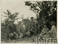 Lata 30., Łosiatyn k. Poczajewa, woj. wołyńskie, Polska.
Osadnicy wojskowi z dziećmi. Po zakończeniu działań wojennych w latach 20., część żołnierzy Wojska Polskiego zdecydowało się na wykup ziemi i osiedlenie się na Kresach.
Fot. Jerzy Konrad Maciejewski, zbiory Ośrodka KARTA